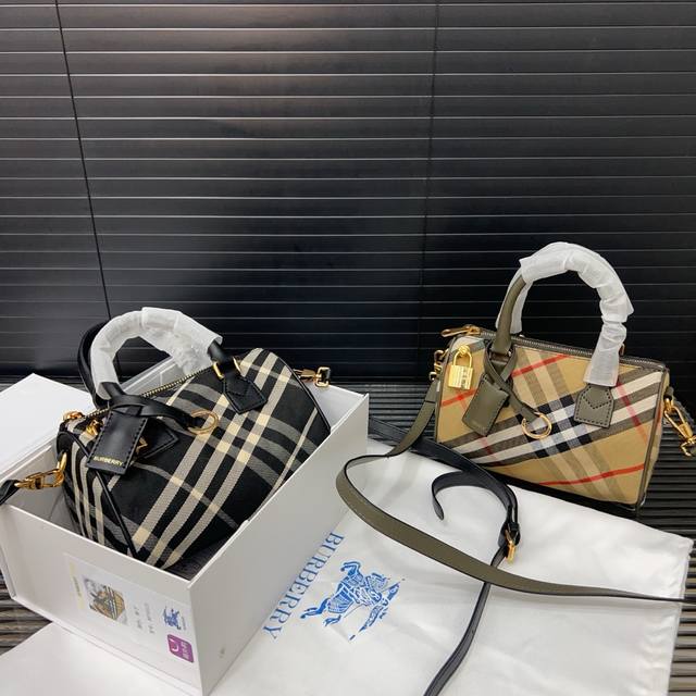 Burberry 巴宝莉 枕头包休闲百搭斜挎包 实物拍摄 配送防尘袋 礼盒 19 X 12Cm