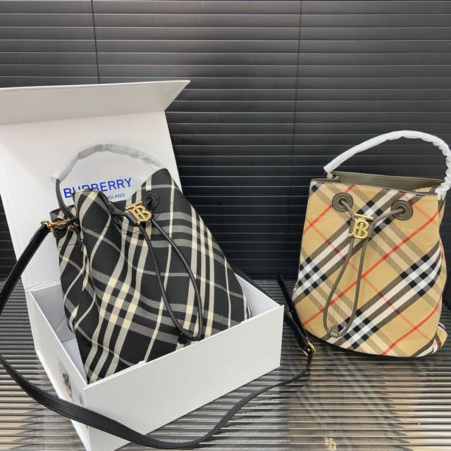 Burberry 巴宝莉 抽绳水桶包 收纳袋 男女通用单肩斜挎包 经典Logo搭配原厂工艺材质 休闲百搭斜挎包 实物拍摄 原厂原版面料 配送防尘袋 礼盒 27
