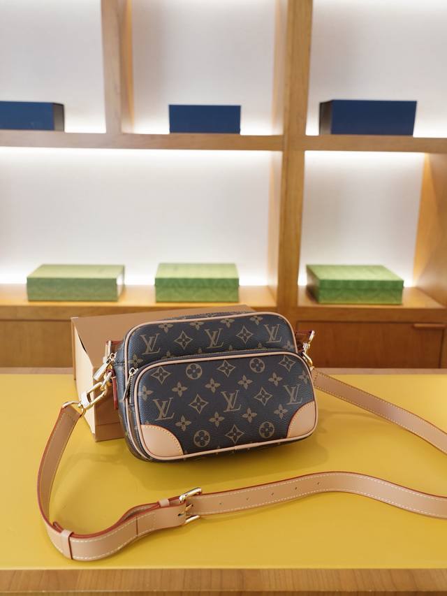 Lv 路易威登 官网同步 高版本 斜挎单肩背包 永恒不过时的标志性产品 纯原单牛皮 顶级五金制作 非市面普通版本 贸易公司订单货 全部实拍 实用性非常高 完全不