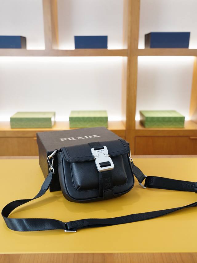 prada 普拉达 官网同步 高版本 斜挎单肩背包 永恒不过时的标志性产品 纯原单牛皮 顶级五金制作 非市面普通版本 贸易公司订单货 全部实拍 实用性非常高 完
