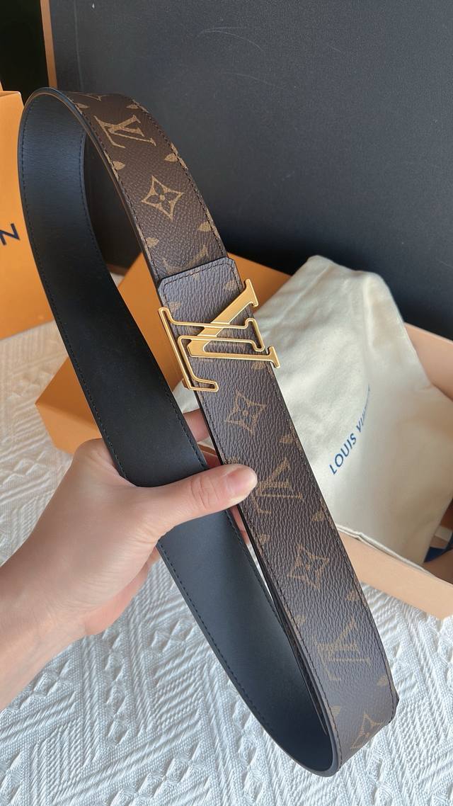 lv腰带能为男性增添或是成熟的魅力 或是潮流的感觉 也为Look增添整体感和细节感 这款腰带如您所愿 既让您潮味十足又让您品味外溢 好质量无需多言 入手直接体验