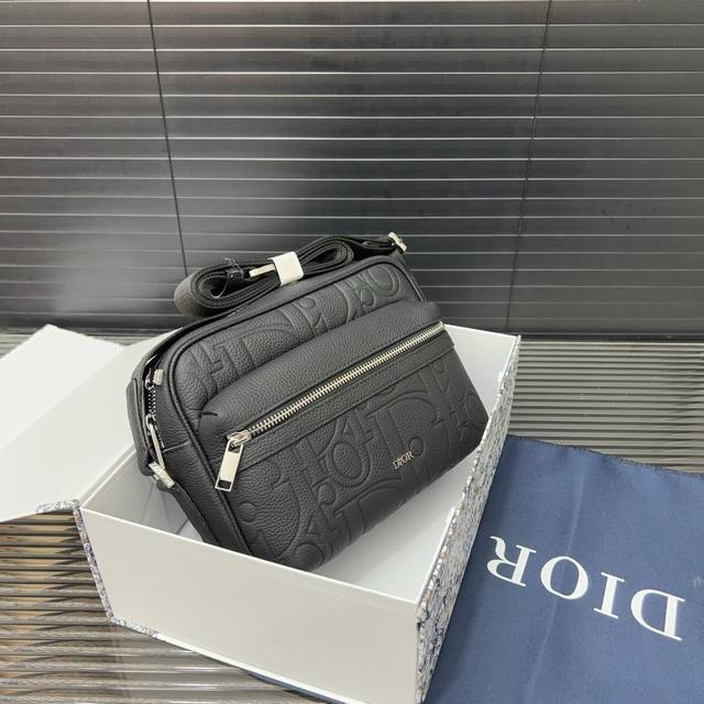 Dior 迪奥 rider 2.0 可调节肩带拉链开合 皮革拼粒面小牛皮 邮差包单肩斜挎包 男款 黑色 明星单品 采用优质原厂材质 高端品质 配送礼盒 规格: