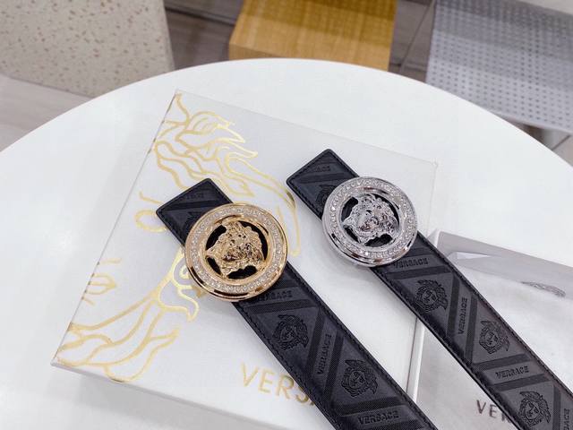 米兰时装周新款 正品有售Ferragamo 菲拉格慕 Italy专柜在售正品 此款采用原單纹制作 走线油边细致 正品开模 搭配原版Gancio五金 3.5Cm规