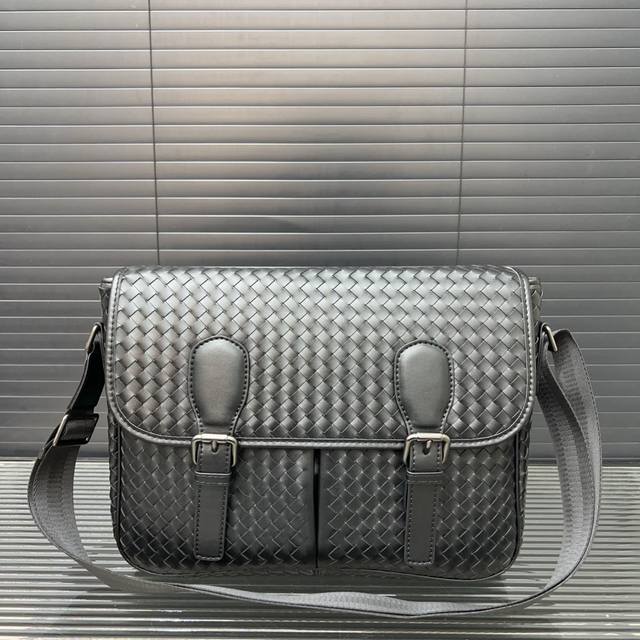 Bottega Veneta 葆蝶家 商务休闲手工编织翻盖单肩邮差包 男士斜挎包 文件包 实物拍摄 规格 26 X 33Cm