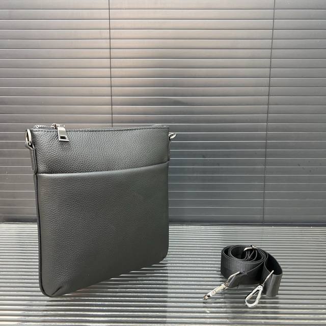 原创潮牌牛皮单肩包 斜挎包经典百搭 实物拍摄 原厂原版面料 高端品质 配送防尘袋 27 X 25 Cm 原创潮牌牛皮单肩包 斜挎包经典百搭 实物拍摄 原厂原版面料 高端品质 配送防尘袋 27 X 25 Cm