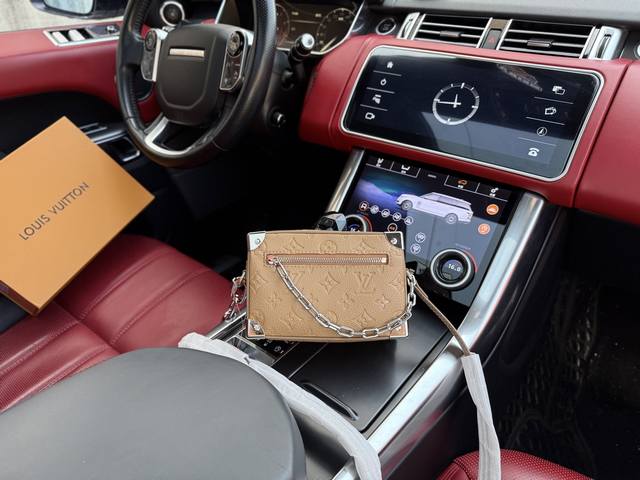 高端货 Louis Vuitton Lv单肩包 路易威登箱子包 M13868 Louis Vuitton Soft Trunk 老花Logo稻草人图案 帆布拼牛