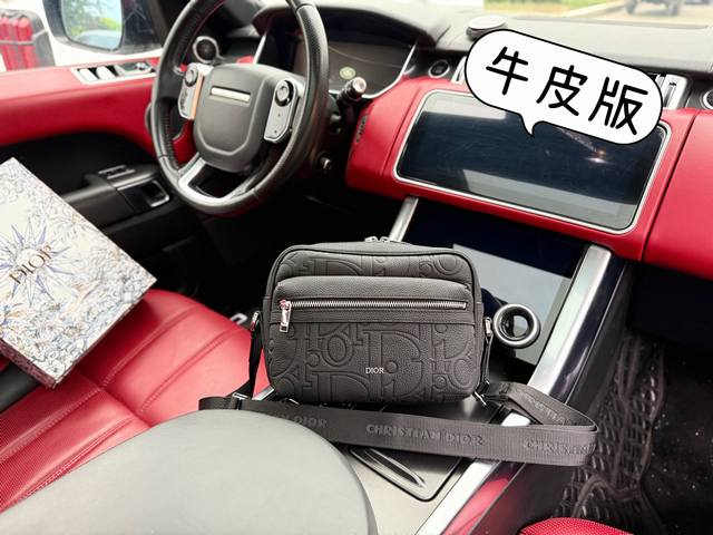 牛皮 高端货 新款 Dior 迪奥单肩包 迪奥邮差包 Dior迪奥 Rider 2.0 可调节肩带拉链开合 皮革拼粒面小牛皮 邮差包单肩斜挎包 男款 黑色 进口 牛皮 高端货 新款 Dior 迪奥单肩包 迪奥邮差包 Dior迪奥 Rider 2.0 可调节肩带拉链开合 皮革拼粒面小牛皮 邮差包单肩斜挎包 男款 黑色 进口