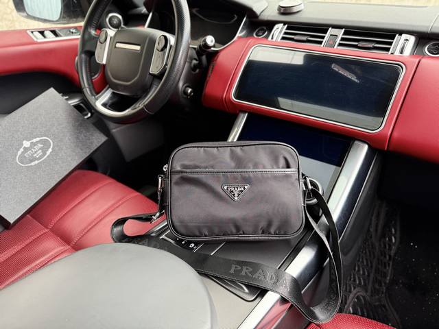 高端货 最新款 prada 普拉达单肩包普拉达邮差包斜挎包 字母Logo徽标可调节肩带Saffiano皮革邮差包单肩斜挎包 男款 黑色 尼龙和Saffiano