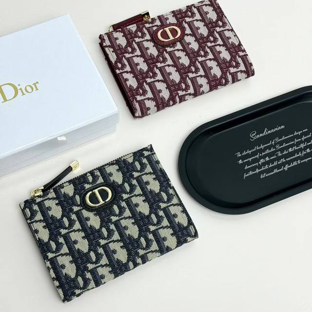 Dior 796颜色 黑色 枣红尺寸 11.5*9*2 dior 专柜最新款火爆登场 采用进口pvc配小牛皮 做工精致 媲美专柜 多功能小钱包 超级实用
