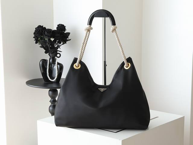 原单 新款托特包1Bc244大购物袋这款再生尼龙包袋灵感源自海洋风格的经典元素 采用新颖精美搭配 彰显活泼个性风格 滑动编绳手提柄为这款多功能配饰勾勒Overs