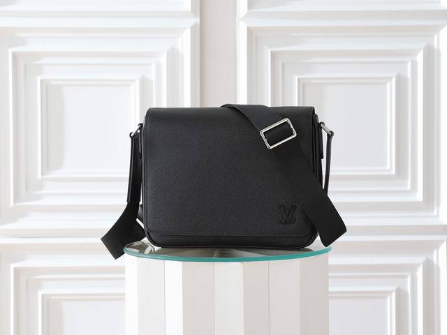 Dl163C01芯片版 顶级原单 型号 M30850 黑色 本款 District 小号邮差包采用深染 Taga 皮革 搭配拉链后袋 以方正构型和适宜尺寸成就日