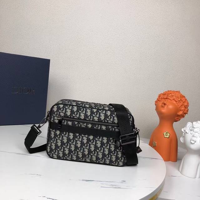 市场最高版本 欢迎对比 野生动物园马克西信使包 米色和黑色Dior Oblique提花 产品编号:1Espo297Yky_H27E - 冬季以实用的马克西剪影全