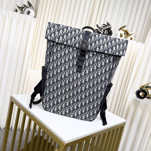 市场最高版本 欢迎对比 dior 8 卷顶双肩背包 米色 Oblique 印花面料 编号: 1Esba216Yky_H03E 这款 Dior 8 卷顶双肩背包是