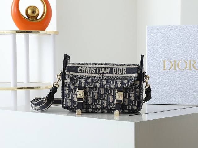 Dior新款邮差包 在经典信使包的基础上精心设计 融入 Dior 的标志性元素 打造休闲时尚的造型 通体饰以蓝色 Oblique 印花 搭配 Christian