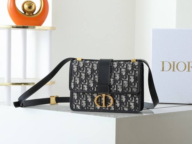 Montaigne 皮肩带 M9203 m 30 Montaigne 产品系列灵感源自蒙田大道三十号 彰显经典标识 这款手袋采用提花面料 Oblique 印花精