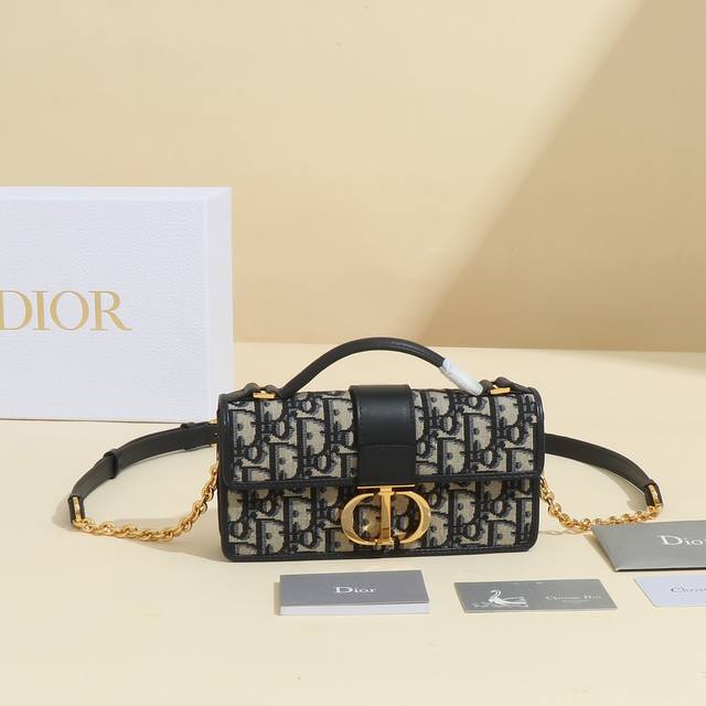 这款Miss Montaigne 迷你链条手袋是二零二四冬季成衣系列新品 实用而不失优雅 采用蓝色Oblique 印花面料精 制作 翻盖饰以复古金色饰面金属扣环