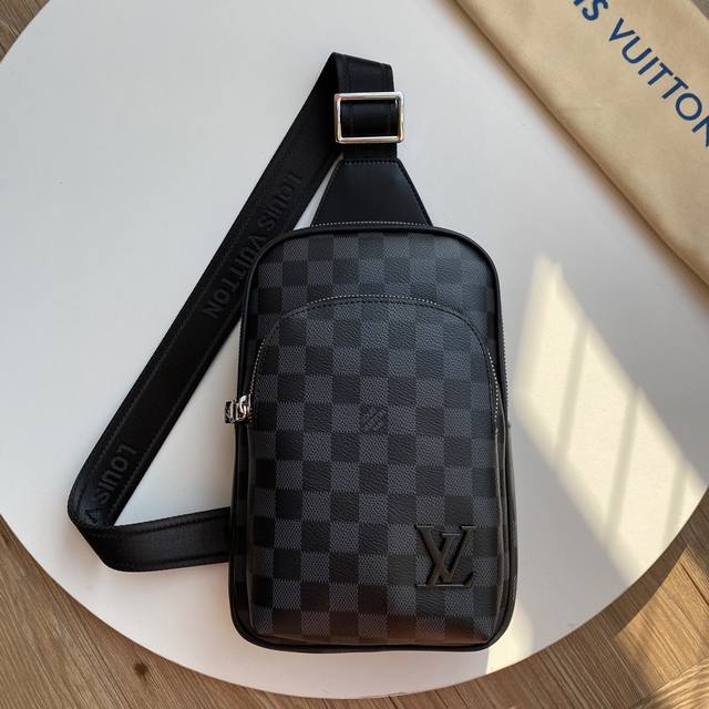 新款路易威登Lv胸包 进口台湾料配进口牛皮 顶级男士高端 原版皮 名师设计 资深裁缝手感超赞上身效果极佳设计理念独特 献给绅士的你 实物拍摄 触摸可及的效果[微