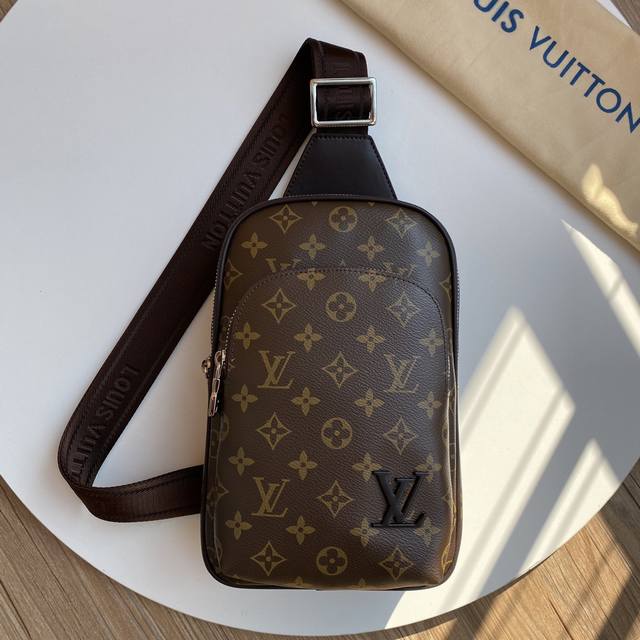 新款路易威登Lv胸包 进口台湾料配进口牛皮 顶级男士高端 原版皮 名师设计 资深裁缝手感超赞上身效果极佳设计理念独特 献给绅士的你 实物拍摄 触摸可及的效果[微