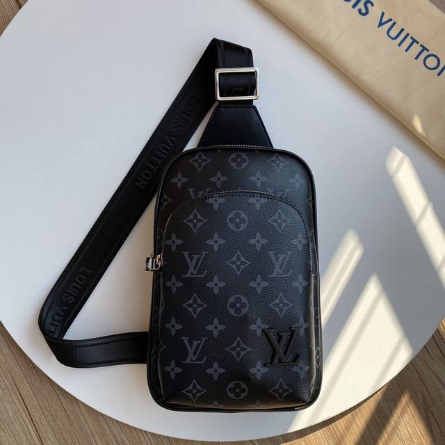 新款路易威登Lv胸包 进口台湾料配进口牛皮 顶级男士高端 原版皮 名师设计 资深裁缝手感超赞上身效果极佳设计理念独特 献给绅士的你 实物拍摄 触摸可及的效果[微