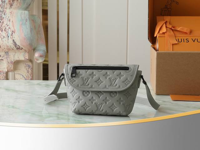 顶级原单 独家实拍 M14794灰色 全皮压花男 差包 pulse 迷你手袋 本款 pulse 迷你手袋为 Monogram Shadow 压纹牛皮革浸染摩登新