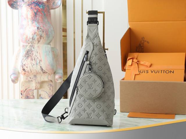 顶级原单 独家实拍 M14916灰色 全皮压花胸包 Duo 单肩包 本款 Duo 单肩包以柔软牛皮革塑造贴身构型 成就传统双肩包之外的实用之选 拉链侧袋可收纳智