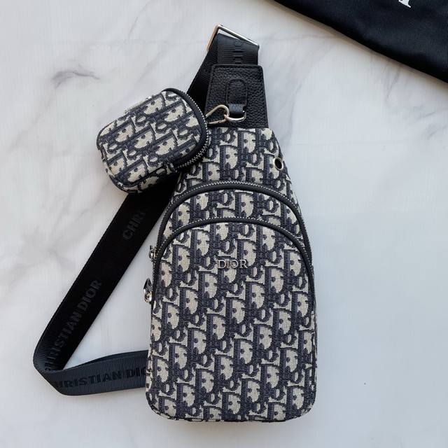 迪奥最新款式 男士胸包原单品质 采用进口布料材质轻便 舒适 质感柔滑 手感细腻 高贵五金 低调奢华有内涵 时尚休闲帅气 方便实用 怎么看都是那么酷帅美 走在路上