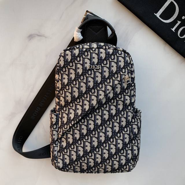 爆款来袭 dior迪奥男士胸包 型号 2062 尺寸 29 17 6.5Cm 实物拍摄 图同货一致 重金正品打版复刻进口原版面料配头层小牛皮复刻原版五金完美工艺 爆款来袭 dior迪奥男士胸包 型号 2062 尺寸 29 17 6.5Cm 实物拍摄 图同货一致 重金正品打版复刻进口原版面料配头层小牛皮复刻原版五金完美工艺