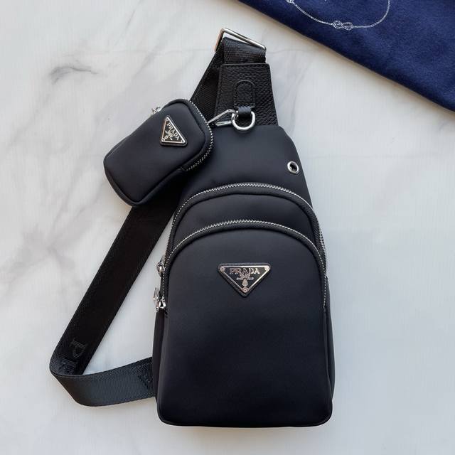 普拉达最新款式 男士胸包原单品质 采用进口尼龙布材质轻便 舒适 质感柔滑 手感细腻 高贵五金 低调奢华有内涵 时尚休闲帅气 方便实用 怎么看都是那么酷帅美 走在
