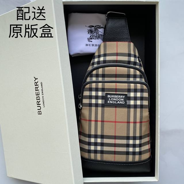 B家 年 火热登场 精选优质男士胸包 强] 年度款钜献 帅到没朋友 采用顶级进口原材料包包 面料手感极好 富有弹性 贴心设计耳机孔 更显高贵气质 时尚大气兼实用