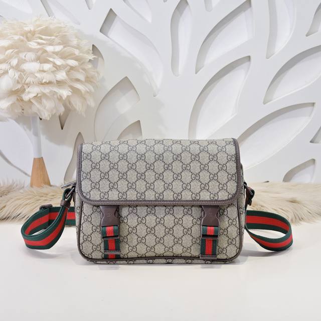 gucci-古奇最新款男士斜挎包采用进口小牛皮 皮质柔软 手感超赞 做工精致 高贵五金 细节完美 时尚休闲百搭 质量与质感都能衬托出你独特的品味尺寸 28.17