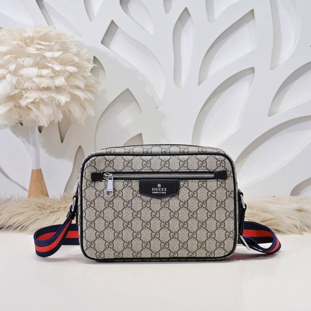 gucci-古奇最新款男士斜挎包采用进口小牛皮 皮质柔软 手感超赞 做工精致 高贵五金 细节完美 时尚休闲百搭 质量与质感都能衬托出你独特的品味尺寸 26.17