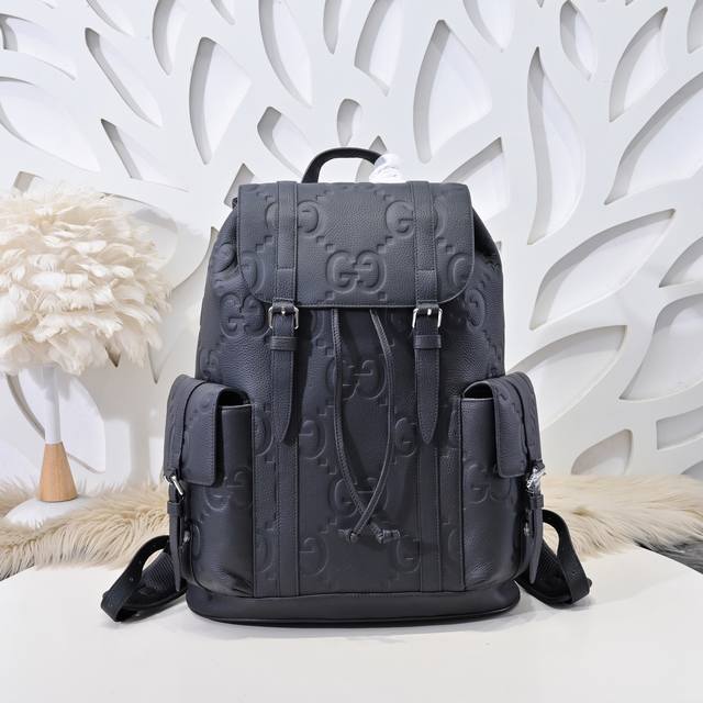 gucci-古奇最新款男士双肩背包采用进口小牛皮 皮质柔软 手感超赞 做工精致 高贵五金 细节完美 时尚休闲百搭 质量与质感都能衬托出你独特的品味尺寸 34.4