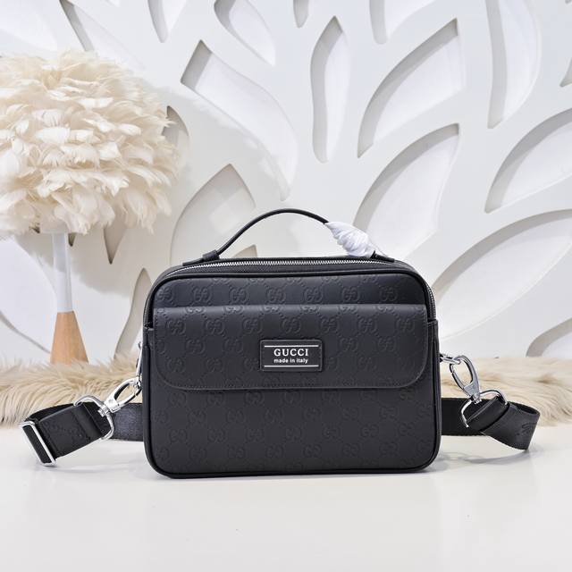 gucci-古奇最新款男士斜挎包采用进口小牛皮 皮质柔软 手感超赞 做工精致 高贵五金 细节完美 时尚休闲百搭 质量与质感都能衬托出你独特的品味尺寸 26.16