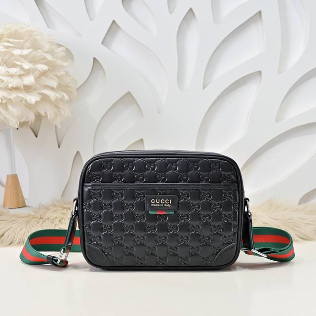 gucci-古奇最新款男士斜挎包采用进口小牛皮 皮质柔软 手感超赞 做工精致 高贵五金 细节完美 时尚休闲百搭 质量与质感都能衬托出你独特的品味尺寸 26.18