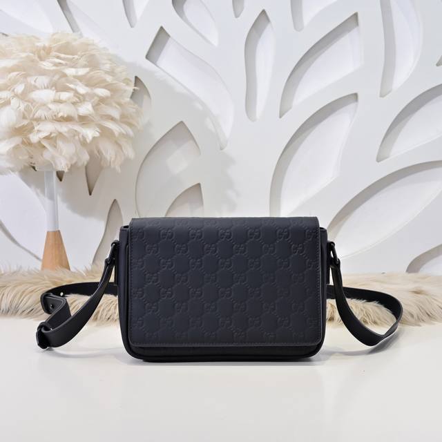 gucci-古奇最新款男士斜挎包采用进口小牛皮 皮质柔软 手感超赞 做工精致 高贵五金 细节完美 时尚休闲百搭 质量与质感都能衬托出你独特的品味尺寸 24.15