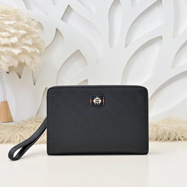 gucci-古奇最新款男士手包采用进口小牛皮 皮质柔软 手感超赞 做工精致 高贵五金 细节完美 时尚休闲百搭 质量与质感都能衬托出你独特的品味尺寸 26.17.