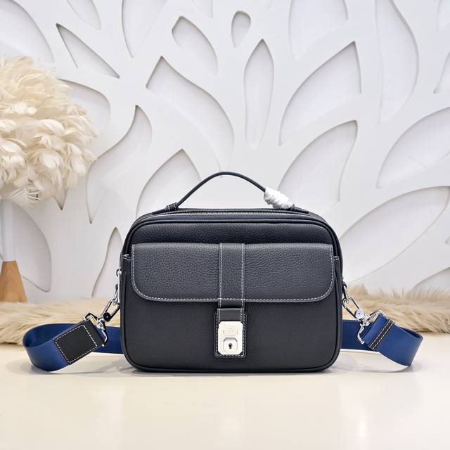 hermes-爱马仕最新款男士斜挎包 单肩包采用顶级小牛皮 高贵五金拉链头 皮质柔软 手感超赞 做工精细 休闲实用 版型非常舒适 高品质尺寸 26 18.5 9 hermes-爱马仕最新款男士斜挎包 单肩包采用顶级小牛皮 高贵五金拉链头 皮质柔软 手感超赞 做工精细 休闲实用 版型非常舒适 高品质尺寸 26 18.5 9