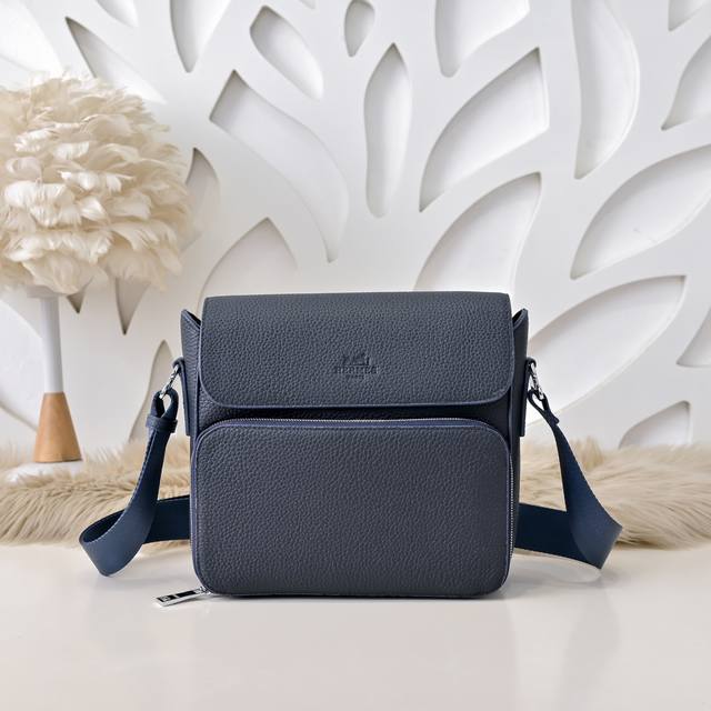 hermes-爱马仕最新款男士斜挎包 单肩包采用顶级小牛皮 高贵五金拉链头 皮质柔软 手感超赞 做工精细 休闲实用 版型非常舒适 高品质尺寸 28.26.8Cm