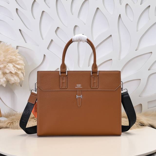 hermes-爱马仕最新款男士公文包采用原版小牛皮 皮质柔软 手感超赞 高端五金拉链头 做工细节精致 爱马仕专用里布 时尚休闲 高档实用尺寸 39.30.7Cm