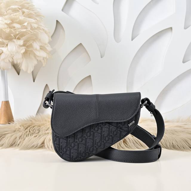 dior-迪奥专柜最新款迷你马鞍包 单肩包官网同步 原单品质 这款是本季新品 采用米色和黑色Oblique印花面料精心制作 搭配奢华的黑色粒面小牛皮 手感超赞