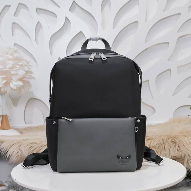 fendi-芬迪最新款男士双肩背包官网同步 采用进口小牛皮配防水布料 五金配套 手感超赞 做工精致 细节完美 时尚休闲百搭 质量与质感都能衬托出你独特的品味尺寸 fendi-芬迪最新款男士双肩背包官网同步 采用进口小牛皮配防水布料 五金配套 手感超赞 做工精致 细节完美 时尚休闲百搭 质量与质感都能衬托出你独特的品味尺寸