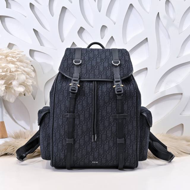 dior-迪奥专柜最新款双肩背包官网同步 这款Dior Hit The Road 翻盖双肩背包将现代风格与Dior的高订精神融为一体 采用杏色Oblique 印 dior-迪奥专柜最新款双肩背包官网同步 这款Dior Hit The Road 翻盖双肩背包将现代风格与Dior的高订精神融为一体 采用杏色Oblique 印