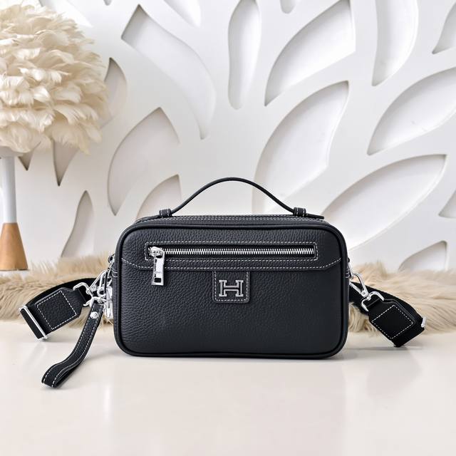 hermes-爱马仕最新款男士斜挎包 单肩包采用顶级小牛皮 高贵五金拉链头 皮质柔软 手感超赞 做工精细 休闲实用 版型非常舒适 高品质尺寸 25.15.10C