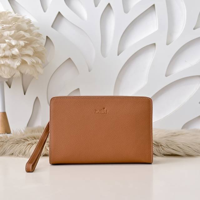 hermes-爱马仕最新款男士手包采用顶级小牛皮 高贵五金拉链头 皮质柔软 手感超赞 做工精细 休闲实用 版型非常舒适 高品质尺寸 26.16.3Cm