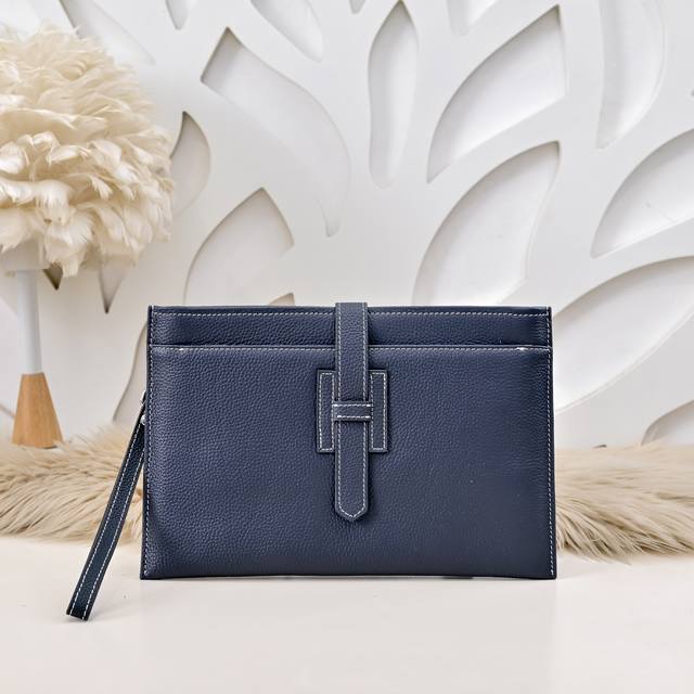 hermes-爱马仕最新款男士手包采用顶级小牛皮 高贵五金拉链头 皮质柔软 手感超赞 做工精细 休闲实用 版型非常舒适 高品质尺寸 28.18.1Cm