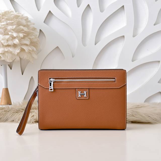 hermes-爱马仕最新款男士手包采用顶级小牛皮 高贵五金拉链头 皮质柔软 手感超赞 做工精细 休闲实用 版型非常舒适 高品质尺寸 27.18.6Cm