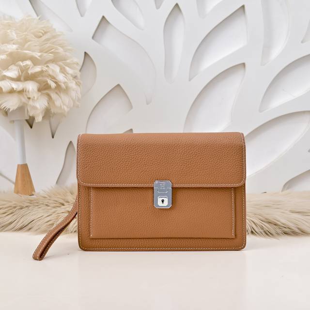 hermes-爱马仕最新款男士手包采用顶级小牛皮 高贵五金拉链头 皮质柔软 手感超赞 做工精细 休闲实用 版型非常舒适 高品质尺寸 25.17.6Cm