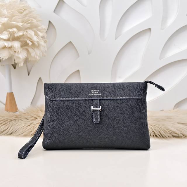 hermes-爱马仕最新款男士手包采用顶级小牛皮 高贵五金拉链头 皮质柔软 手感超赞 做工精细 休闲实用 版型非常舒适 高品质尺寸 28.17.3Cm