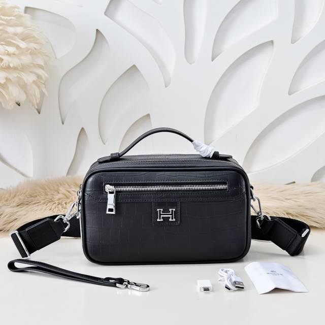 hermes-爱马仕最新款男士斜挎包 单肩包采用顶级小牛皮 高贵五金拉链头 皮质柔软 手感超赞 做工精细 休闲实用 版型非常舒适 高品质尺寸 25.15.10C