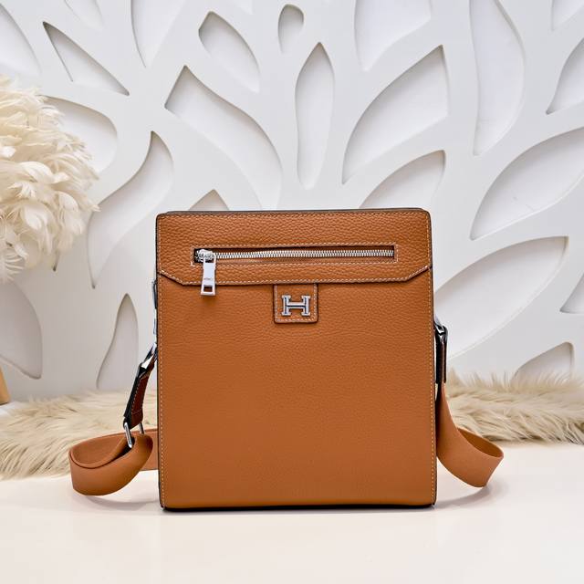 hermes-爱马仕最新款男士斜挎包 单肩包采用顶级小牛皮 高贵五金拉链头 皮质柔软 手感超赞 做工精细 休闲实用 版型非常舒适 高品质尺寸 28.26.6Cm